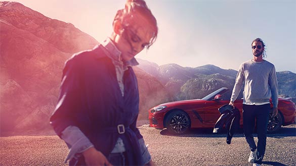 Kobieta i mężczyzna na tle BMW Z4 Roadster w górach