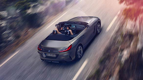 BMW Z4 Roadster na wąskiej drodze prowadzony przez mężczyznę