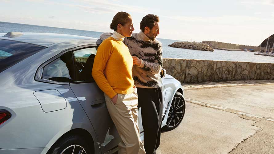 Kobieta spogląda w przestrzeń siedząc w bagażniku samochodu BMW